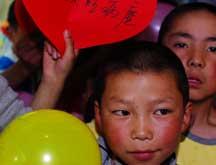 Les enfants tibétains passent la journée des enfants à l’hôpital