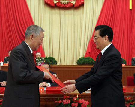 Chinese President Hu Jintao (R), presents a certificate to space scientist Sun Jiadong, who won China's 2009 State Top Scientific and Technological Award, during a ceremony at the Great Hall of the People in Beijing, capital of China, on Jan. 11, 2010. (Xinhua/Ju Peng)