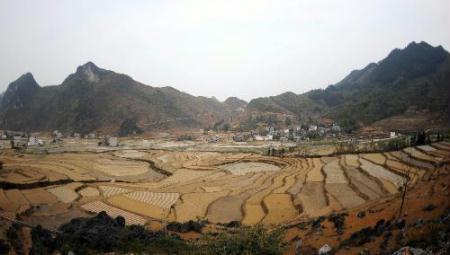 Photo taken on March 17, 2010 shows the thirsty fields of a terrace in Donglan County, southwest China's Guangxi Zhuang Autonomous Region. The drought in Donglan County, one of the drought-stricken areas in Guangxi, had affected 82,300 Mu (5486 hectares) of farmland by March 17 and 81,600 people were denied easy access to drinking water. The local government and people were mobilized to fight against the drought here. (Xinhua/Zhang Ailin)