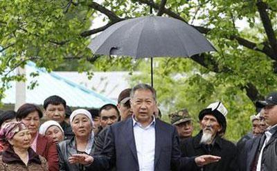 Kyrgyz President Kurmanbek Bakiyev (C) talks to his supporters in Teyyit April 15, 2010. REUTERS/Denis Sinyakov