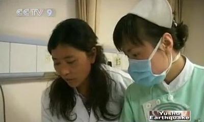 A group of Tibetan students has volunteered to work as interpreters for those who have been hospitalized by Wednesday's devastating quake. (CCTV.com)