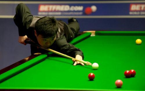 China's Ding Junhui is continuing his in-form run at the snooker table...as he has breezed into the last 16 of the world championships. Ding, quickly wrapping up a 10-1 win over Stuart Pettman. 