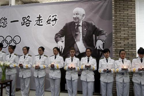 Students at the middle school attached to the Central Institute of Art and Crafts hold candles during a memorial ceremony for the deceased former International Olympic Committee (IOC) President Juan Antonio Samaranch in Beijing on April 22, 2010. Samaranch, who died in Barcelona on April 21, shared a number of unforgettable moments and relationships with China as its supporter and as "the old friend of the Chinese people." He paid a visit to the middle school during Beijing Olympics in 2008. [Photo/Xinhua]