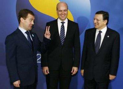 Russian President Dmitry Medvedev (L) talks with European Commission President Jose Manuel Barroso (R) and Swedish Prime Minister Fredrik Reinfeldt at the start of a one-day EU-Russia summit in Stockholm November 18, 2009. REUTERS/Bob Strong