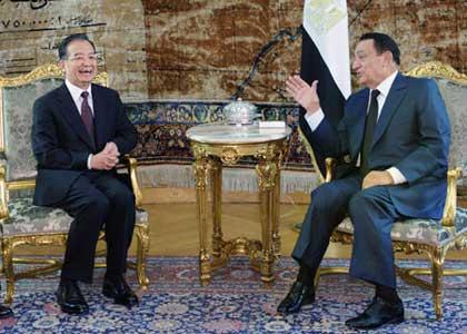 Chinese Premier Wen Jiabao (L) talks with Egyptian President Hosni Mubarak at the Presidential Palace in Cairo, Egypt, Nov. 7, 2009. (Xinhua/Li Tao)