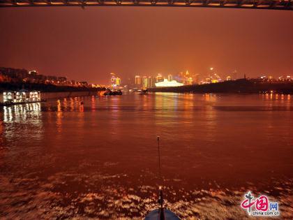 Located on the edge of the Yungui Plateau, Chongqing is intersected by the Jialing River and the upper reaches of the Yangtze.Widely acknowledged as the largest industrial and economic center in southwestern China, Chongqing City is a popular destination for travelers with its hilly slopes, rivers, night views and spicy food. Chongqing at night presents a wonderful scene. You can enjoy night scene in different places.[Photo by Jia Yunlong] 