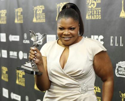 Actress Mo'Nique holds her best supporting female award for her work in the film "Precious: Based on the Novel 'Push' by Sapphire" backstage at the 25th annual Film Independent Spirit Awards in Los Angeles March 5, 2010.(Xinhua/Reuters Photo) 