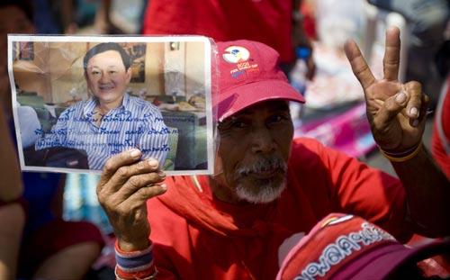 Red-shirted protestors attend a rally in Thai capital of Bangkok on March 18, 2010. The Thai government is open for dialogue with the anti-government group to ensure security during the mass rally, Prime Minister Abhisit Vejjajiva reiterated Thursday.(Xinhua/Liu Siu Wai)