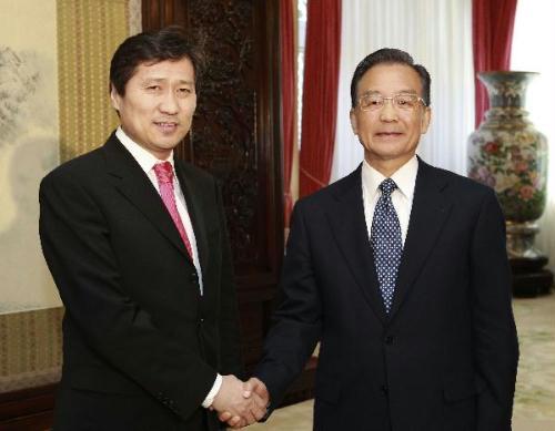 Chinese Premier Wen Jiabao (R) meets with Mongolian Prime Minister Sukhbaataryn Batbold in Beijing, China, April 13, 2010. (Xinhua/Xie Huanchi)