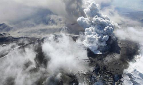 Steam and ash float out to the northern Atlantic from an erupting volcano near Eyjafjallajokull, Iceland April 19, 2010. (Photo: China Daily/Agencies)