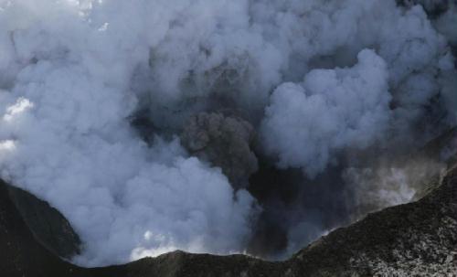 Steam rocks and ash are thrown out of an erupting volcano near Eyjafjallajokull, Iceland April 19, 2010. (Photo: China Daily/Agencies)