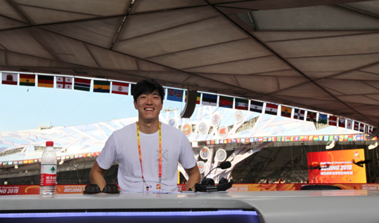 劉翔以中央電視臺直播解説嘉賓的身份“重返”田徑賽場，引發熱議和關注。