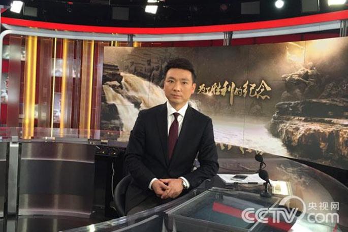 中央電視臺主持人康輝在抗戰系列節目錄製現場