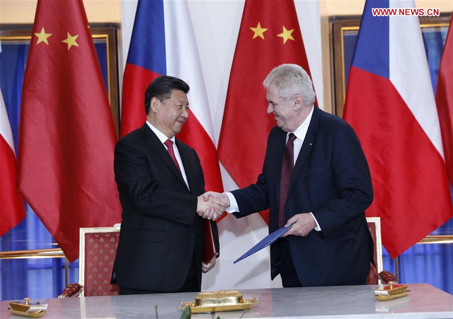 PRAGUE, March 29, 2016 (Xinhua) -- Chinese President Xi Jinping (L) and his Czech counterpart Milos Zeman sign a joint statement on lifting the two countries