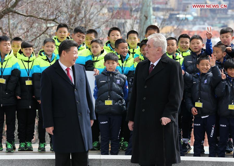 PRAGUE, March 29, 2016 (Xinhua) -- Chinese President Xi Jinping (L, front) and his Czech counterpart Milos Zeman meet with Chinese and Czech young athletes of football and ice hockey after their talks in Prague, the Czech Republic, March 29, 2016. (Xinhua/Pang Xinglei)