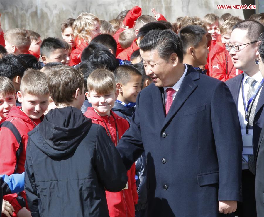 PRAGUE, March 29, 2016 (Xinhua) -- Chinese President Xi Jinping (R, front) meets with Chinese and Czech young athletes of football and ice hockey after he held talks with Czech President Milos Zeman in Prague, the Czech Republic, March 29, 2016. (Xinhua/Ju Peng)
