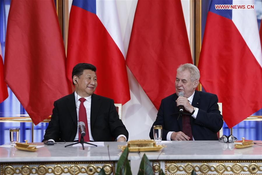 PRAGUE, March 29, 2016 (Xinhua) -- Chinese President Xi Jinping (L) and his Czech counterpart Milos Zeman attend a press conference after their talks in Prague, the Czech Republic, March 29, 2016. (Xinhua/Ju Peng)