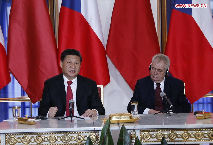 PRAGUE, March 29, 2016 (Xinhua) -- Chinese President Xi Jinping (L) and his Czech counterpart Milos Zeman attend a press conference after their talks in Prague, the Czech Republic, March 29, 2016. (Xinhua/Ju Peng)