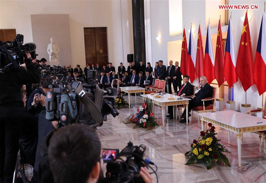 PRAGUE, March 29, 2016 (Xinhua) -- Chinese President Xi Jinping and his Czech counterpart Milos Zeman attend a press conference after their talks in Prague, the Czech Republic, March 29, 2016. (Xinhua/Liu Weibing)