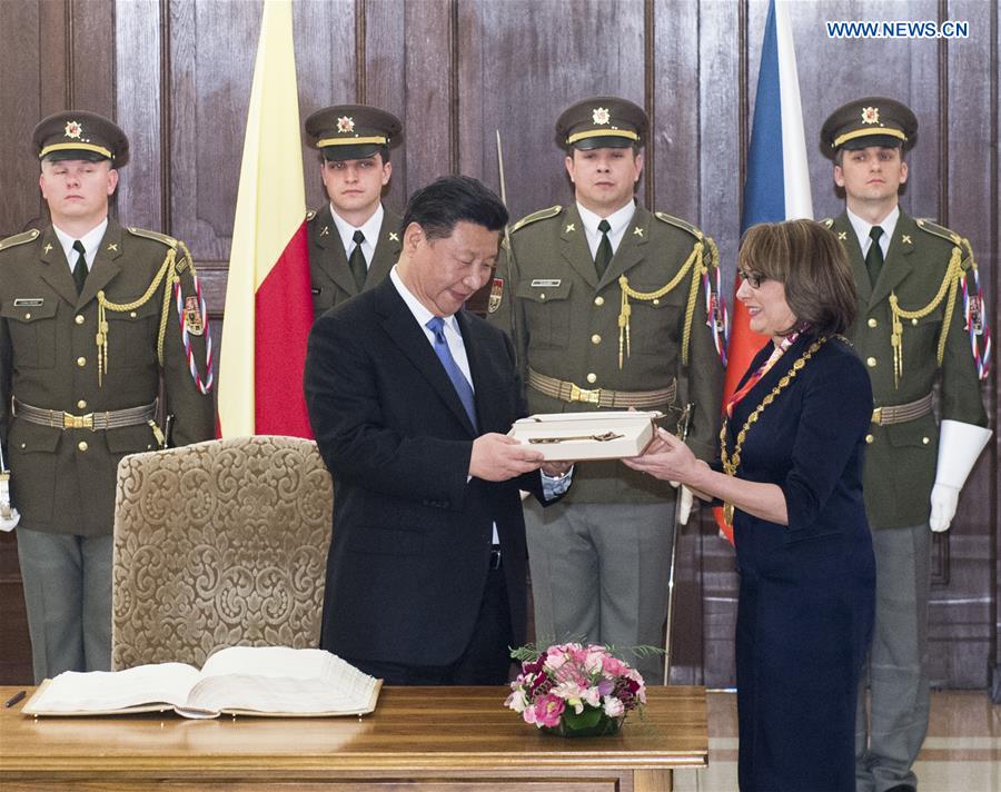 PRAGUE, March 29, 2016 (Xinhua) -- Chinese President Xi Jinping (L, front) receives a key to the city while meeting with Prague Mayor Adriana Krnacova (R, front) in Prague, the Czech Republic, March 29, 2016. (Xinhua/Wang Ye)  