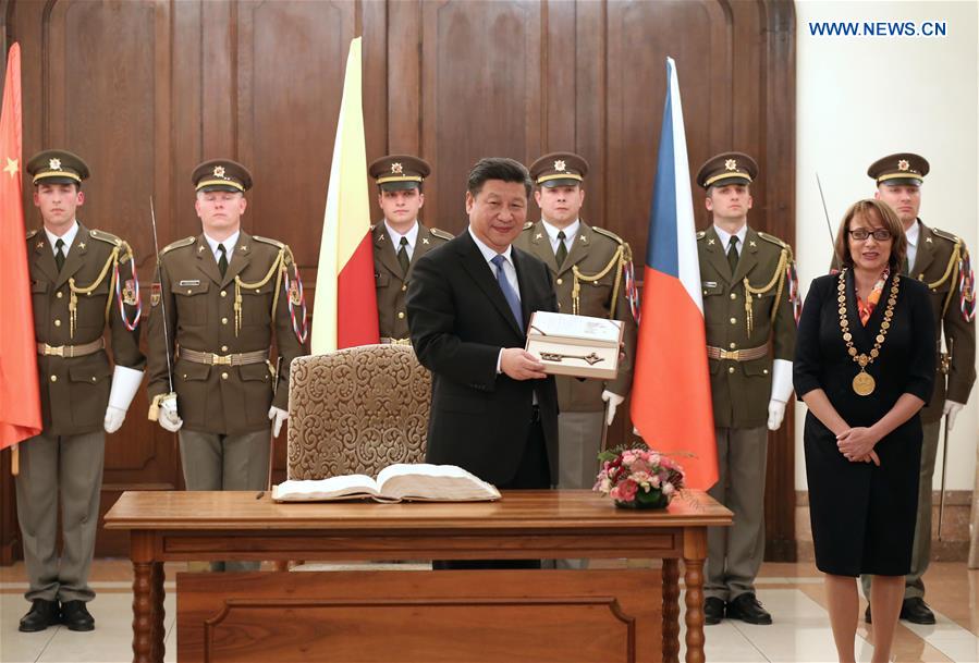 PRAGUE, March 29, 2016 (Xinhua) -- Chinese President Xi Jinping (L, front) receives a key to the city while meeting with Prague Mayor Adriana Krnacova (R, front) in Prague, the Czech Republic, March 29, 2016. (Xinhua/Pang Xinglei)  