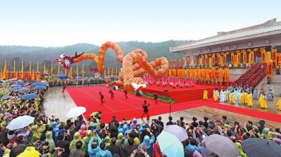 The solemn style of worship and dance, which represent sacrificial activities, takes us back thousands of years, when the Yellow Emperor unified tribes along the Yellow River Valley and supposedly founded the Chinese nation and culture.