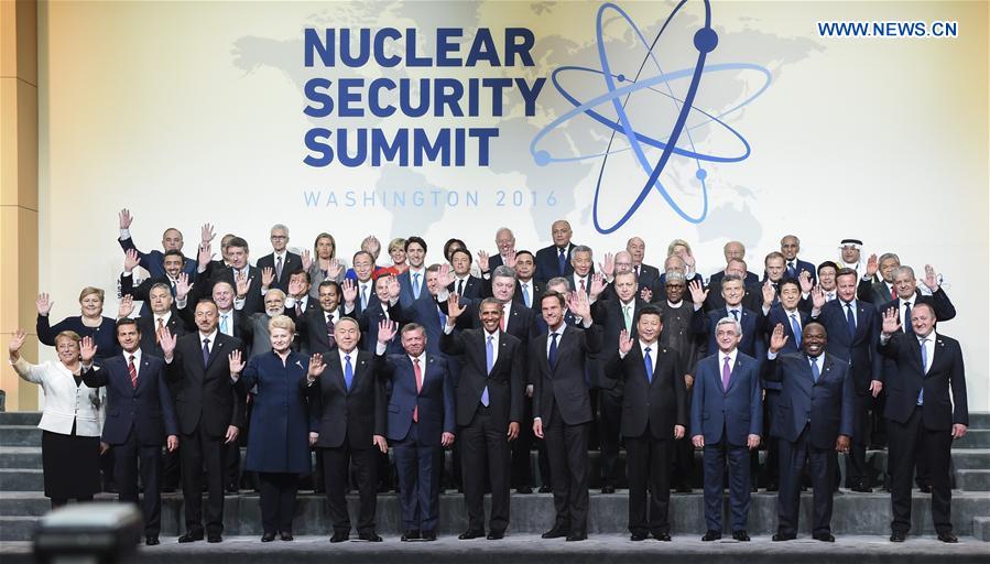 WASHINGTON D.C., April 1, 2016 (Xinhua) -- Chinese President Xi Jinping (4th R, front) poses for a group photo with other leaders attending the fourth Nuclear Security Summit in Washington D.C., the United States, April 1, 2016. (Xinhua/Xie Huanchi)