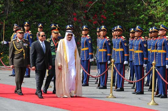 Egyptian President Abdel Fattah al-Sisi (L) and Saudi King Salman bin Abdulaziz review troops before a meeting in the capital Cairo, in a picture released by the Egyptian Presidency on April 7, 2016.