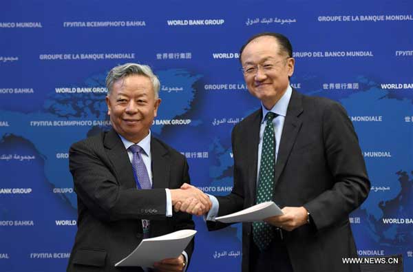 WASHINGTON D.C., April 13, 2016 (Xinhua) -- World Bank President Jim Yong Kim (R) and Asian Infrastructure Investment Bank (AIIB) President Jin Liqun shake hands after signing the first co-financing framework agreement at the headquarters of World Bank in Washington D.C., the United States, April 13, 2016. World Bank and the AIIB on Wednesday signed the first co-financing framework agreement, paving the way for their cooperation on joint projects this year. (Xinhua/Yin Bogu)