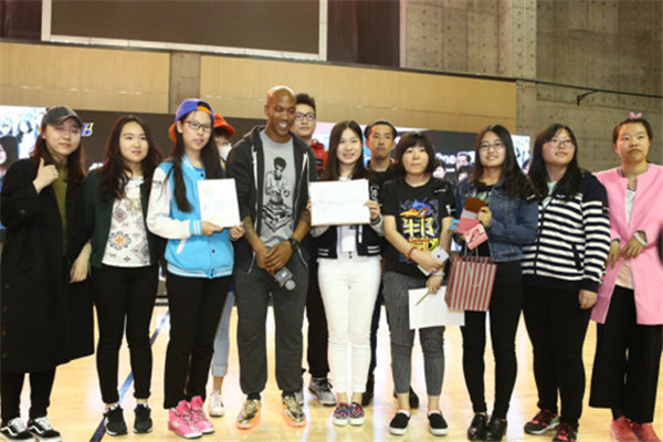 Marbury received a very warm welcome from fans, and he showed his support to the amateur competition.