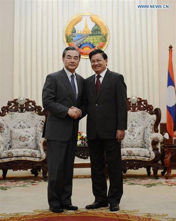 VIENTIANE, April 24, 2016 (Xinhua) -- Lao Prime Minister Thongloun Sisoulith (R) shakes hands with visiting Chinese Foreign Minister Wang Yi in Vientiane, Laos, on April 23, 2016. (Xinhua/Liu Ailun)