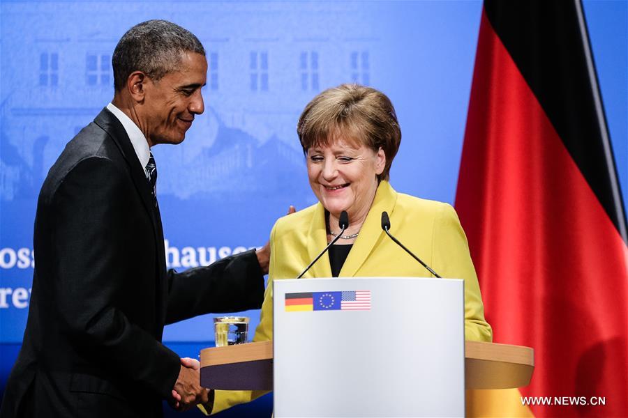 HANNOVER, April 24, 2016 (Xinhua) -- U.S. President Barack Obama (L) and German Chancellor Angela Merkel attend a press conference in Hannover, Germany, April 24, 2016. Barack Obama arrived in Hannover on April 24. He will attend the opening ceremony of Hannover industrial fair and hold talks with German Chancellor Angela Merkel. (Xinhua/Zhang Fan) 
