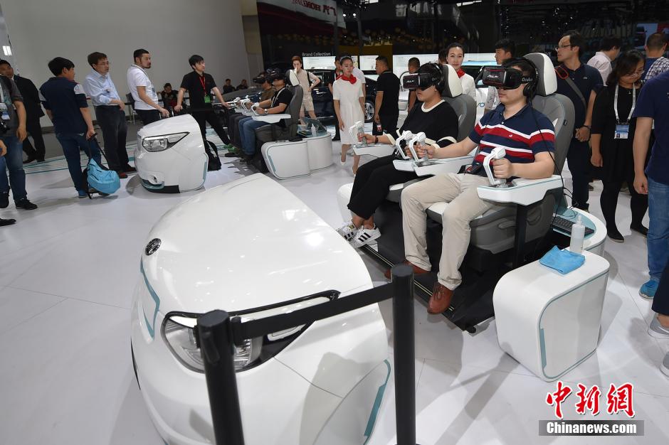 Visitors try VR driving at Beijing International Automotive Exhibition in Beijing, capital of China, April 25, 2016. The exhibition attracted more than 1,600 exhibitors from 14 countries and regions. [Photo: Chinanews.com] 