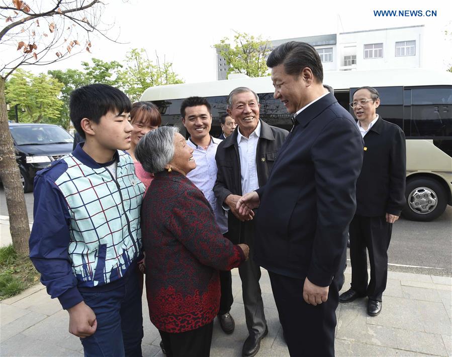 HEFEI, April 27, 2016 (Xinhua) -- Chinese President Xi Jinping visits the family of Yan Jinchang (3rd R), who was a leader on implementing the "household contract responsibility system", at Xiaogang Village of Fengyang County in Chuzhou, east China