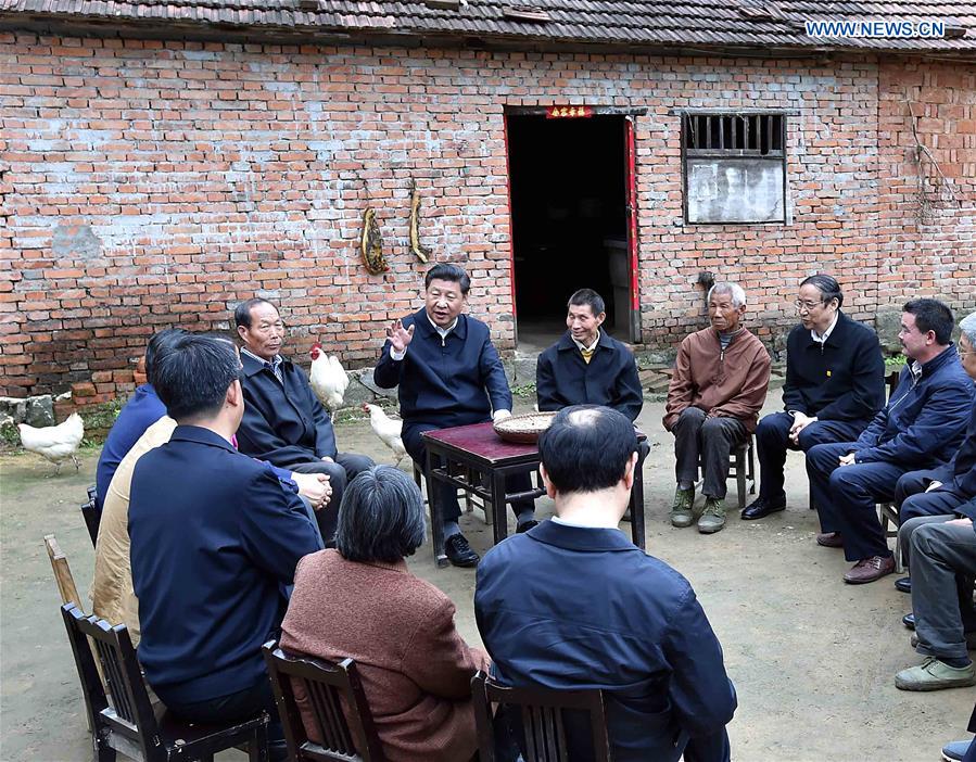 HEFEI, April 27, 2016 (Xinhua) -- Chinese President Xi Jinping talks with local people at villager Chen Zeshen