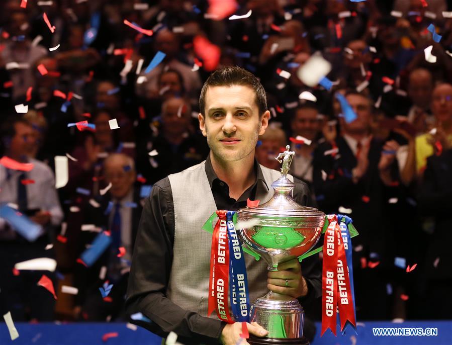 SHEFFIELD, May 3, 2016 (Xinhua) -- Mark Selby of England poses with the trophy after winning the final against Ding Junhui of China at the World Snooker Championship 2016 at the Crucible Theatre in Sheffield, England on May 2, 2016. (Xinhua/Han Yan) 