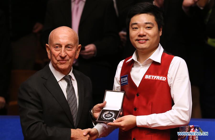 SHEFFIELD, May 3, 2016 (Xinhua) -- Ding Junhui (C) of China poses during the awarding ceremony after the final with Mark Selby of England at the World Snooker Championship 2016 at the Crucible Theatre in Sheffield, England on May 2, 2016. (Xinhua/Han Yan) 