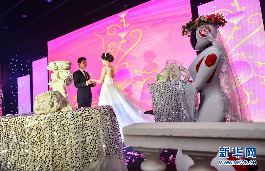 Robot are marrying couples in China