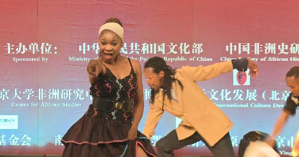 Simunye Afrika, a Zulu dance troupe, visited China and performed the traditional African dance to a Chinese audience last week at Beijing University. 