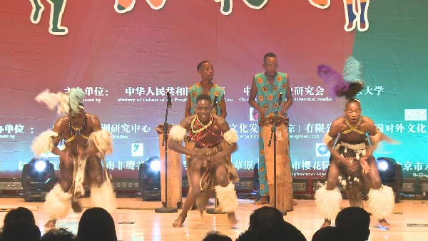 Simunye Afrika, a Zulu dance troupe, visited China and performed the traditional African dance to a Chinese audience last week at Beijing University. 