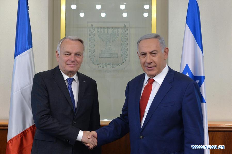 Israeli Prime Minister Benjamin Netanyahu (R) shakes hands withFrance