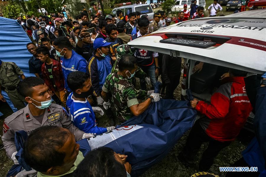 Relatives of victims in flash floods cry at Deli Serdang in North Sumatra, Indonesia, May 16, 2016. Flash floods struck a tourist resort in Deli Serdang district of Indonesia