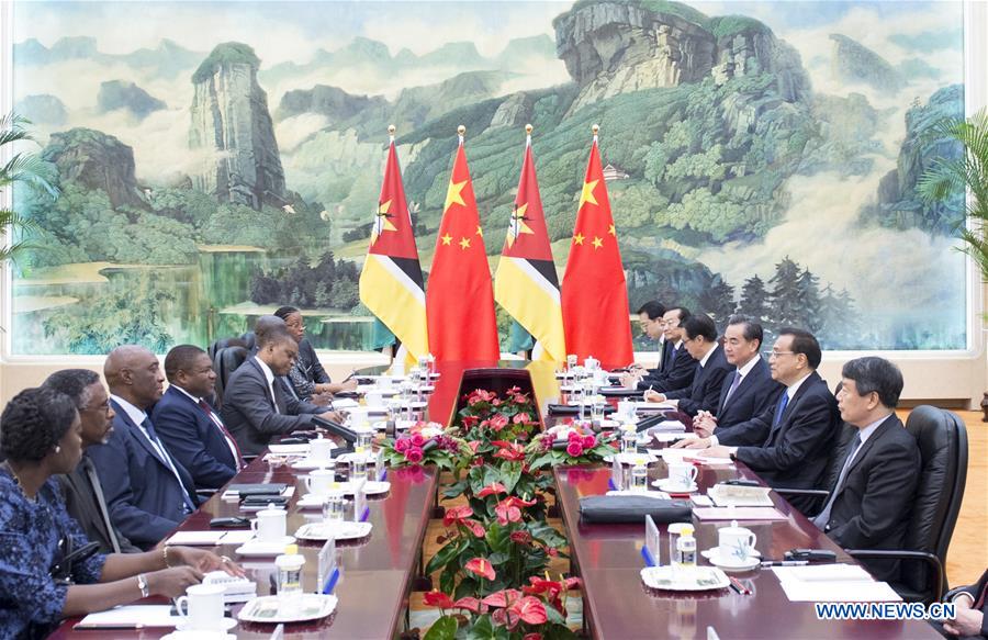 BEIJING, May 19, 2016 (Xinhua) -- Chinese Premier Li Keqiang (2nd R) meets with Mozambican President Filipe Jacinto Nyusi (4th L) in Beijing, capital of China, May 19, 2016. (Xinhua/Wang Ye) 