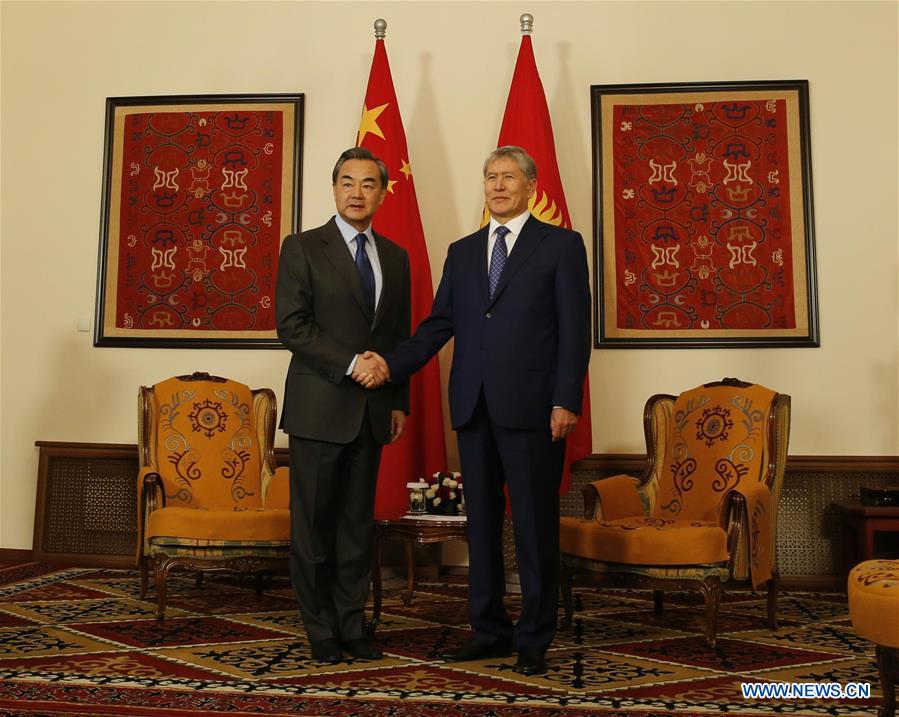 Chinese Foreign Minster Wang Yi (L) meets with Kyrgyz President Almazbek Atambayev in Bishkek, Kyrgyzstan, May 22, 2016. (Xinhua/Roman Gainanov)