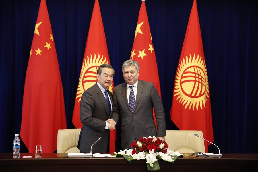 Chinese Foreign Minster Wang Yi (L) meets with Kyrgyz President Almazbek Atambayev in Bishkek, Kyrgyzstan, May 22, 2016. (Xinhua/Roman Gainanov)