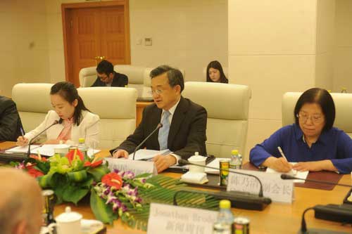 On May 19, 2016, Vice Foreign Minister Liu Zhenmin met with the US media delegation consisting of senior writer for Newsweek Jonathan Broder, Associate Managing Editor of Chicago Tribune Cristi Kempf, Deputy Editorial Page Editor of Los Angeles Times Jon Healey and others.