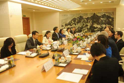 On May 19, 2016, Vice Foreign Minister Liu Zhenmin met with the US media delegation consisting of senior writer for Newsweek Jonathan Broder, Associate Managing Editor of Chicago Tribune Cristi Kempf, Deputy Editorial Page Editor of Los Angeles Times Jon Healey and others.