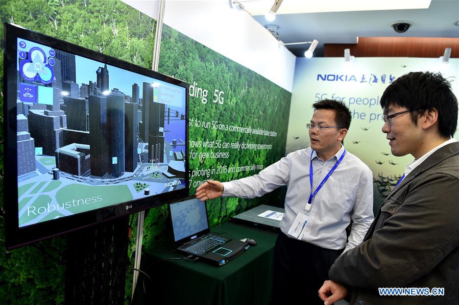  A visitor watches a technical presentation at the exhibition stand of Nokia company during the first Global 5G Event in Beijing, capital of China, May 31, 2016. The theme of the two-day event is "building 5G technology ecosystem". (Xinhua/Li Xin)