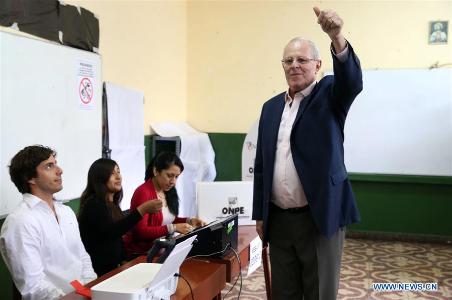  Presidential candidate of the Peruvians for Change (PPK, for its acronym in Spanish) party Pedro Pablo Kuczynski (1st R) arrives at a polling station to cast his vote during the second round of the presidential elections in Lima, capital of Peru, on June 5, 2016. A total of 22,901,954 Peruvian electors, including 884,924 who live abroad, are eligible to vote on Sunday to elect the new Peruvian president. (Xinhua/Oscar Farje Gomero/ANDINA)