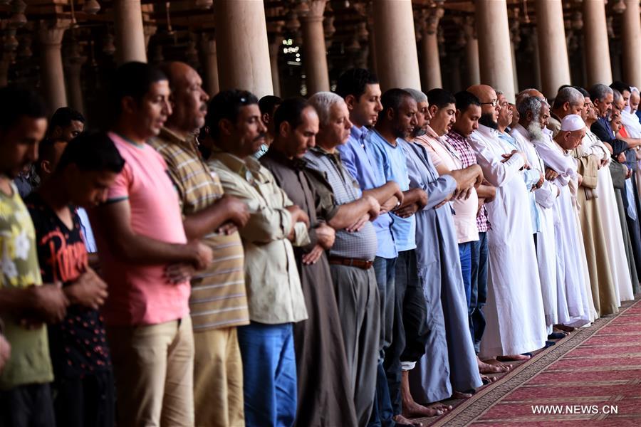 Egyptian Muslims pray in a mosque on the first day of Ramadan in Cairo, Egypt, on June 6, 2016. Muslims around the world began observing Ramadan on Monday. During the Islamic holy month of fasting and spiritual reflection, Muslims are not allowed to eat or drink between sunrise and dusk. (Xinhua/Zhao Dingzhe) (djj) 